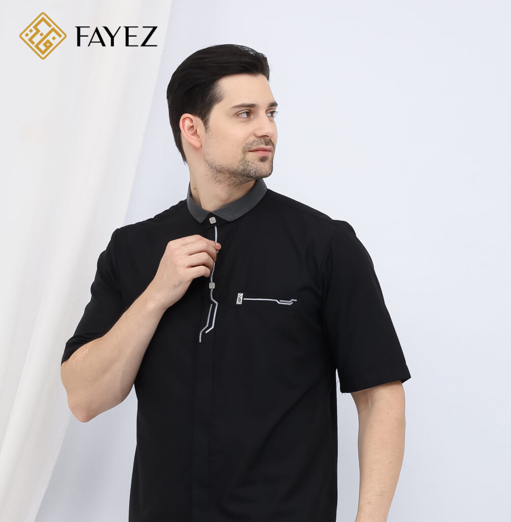 Koleksi baju koko hitam lengan pendek dari Fayez untuk tampilan elegan dan modern.