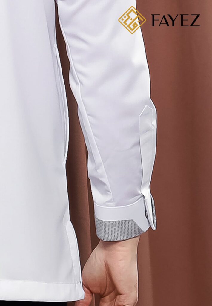 close-up detail baju koko Fayez putih dengan kesan elegan.